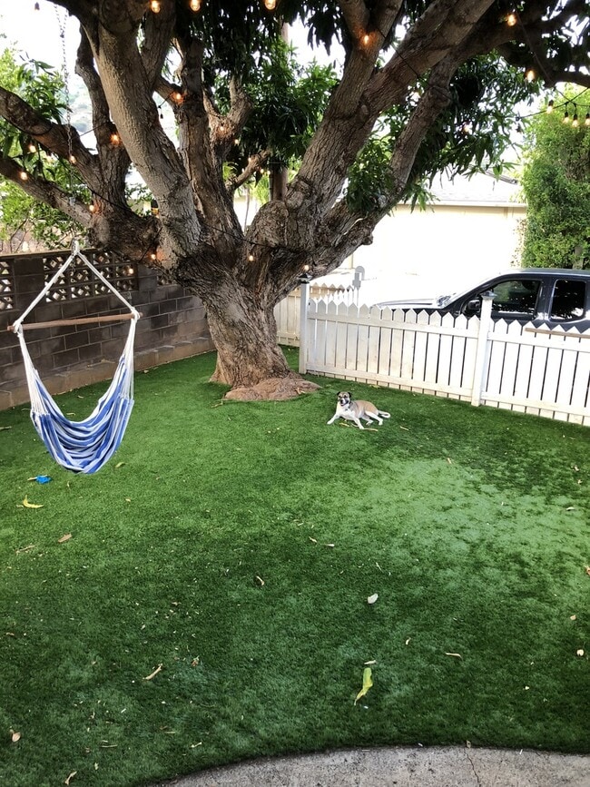 Building Photo - Pet Friendly on a Quiet Beach Lane