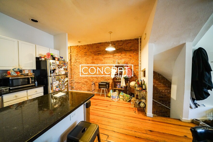 Building Photo - 216 Hemenway St