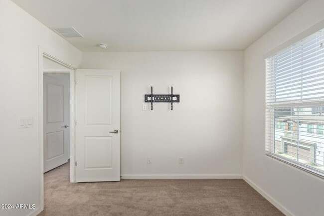 Building Photo - Gorgeous townhome in a great location!!