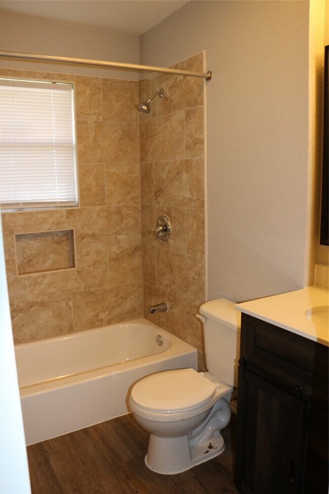 Building Photo - 710 W 7th St