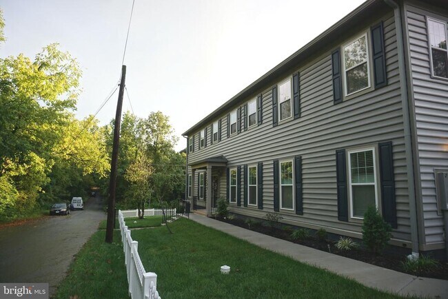 Building Photo - 208 Bryan Ave