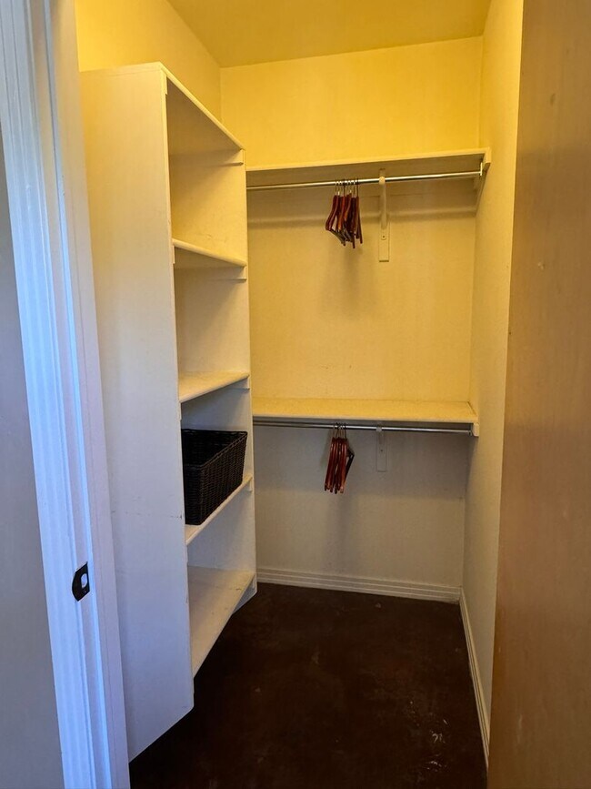 Building Photo - Stylish One-Story FULLY FURNISHED 3Bed, 2B...