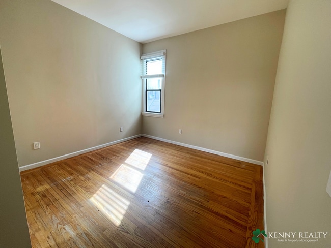 Building Photo - Two Bedroom Home in San Francisco, Bonus R...