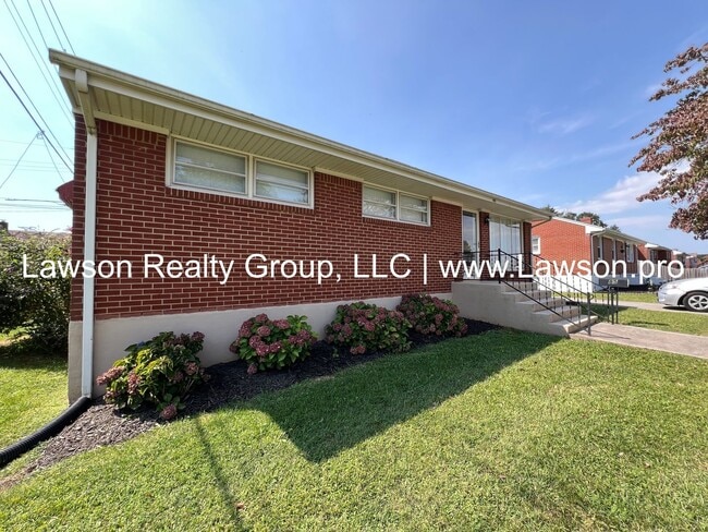 Building Photo - Pristine Brick Ranch with Covered Back Patio!