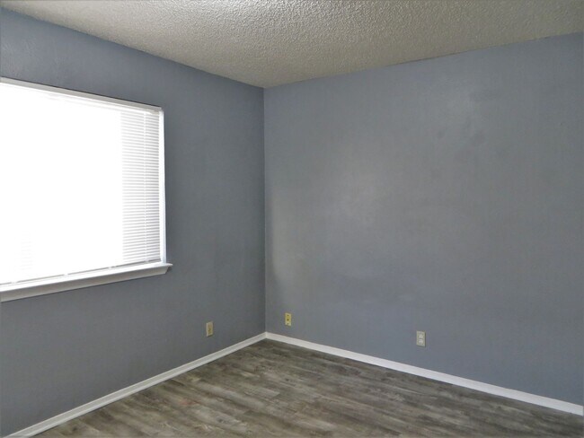 Building Photo - 663