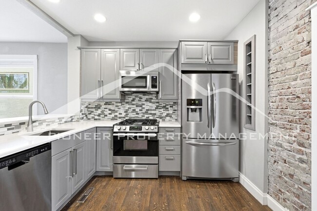 Building Photo - Charming Townhouse with Washer/Dryer and Central AC