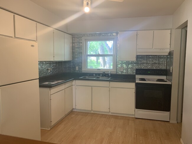 Building Photo - 513 W Clark St