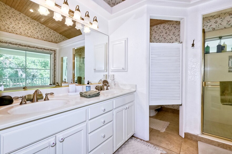 double sinks, water closet - 22242 Little Klondike Rd