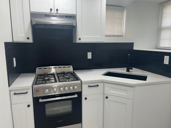 Building Photo - 437 Bramhall Ave