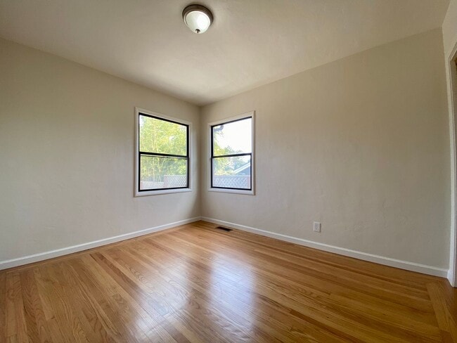 Building Photo - Renovated Single-Family Home on the Penins...