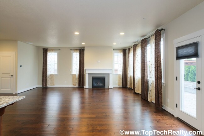 Building Photo - Beautiful 4 BR* 2.5 BTH* Single Family Hom...