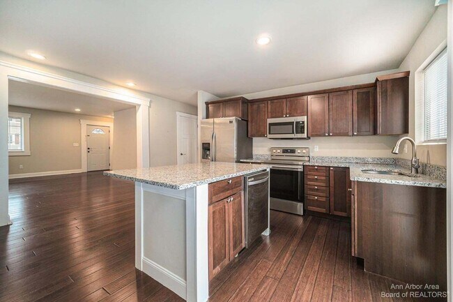Building Photo - 1 Maple Vlg Ct