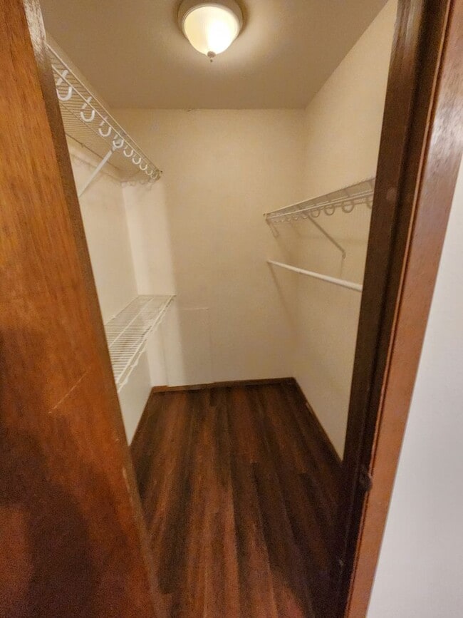 Building Photo - Huntington Condominiums, ground level, immaculate 1BR, 1BTH. Near biking/walking trails!