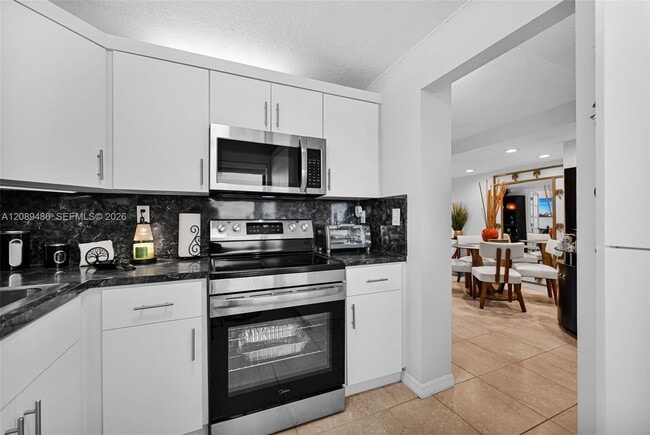 Building Photo - 1334 Collins Ave