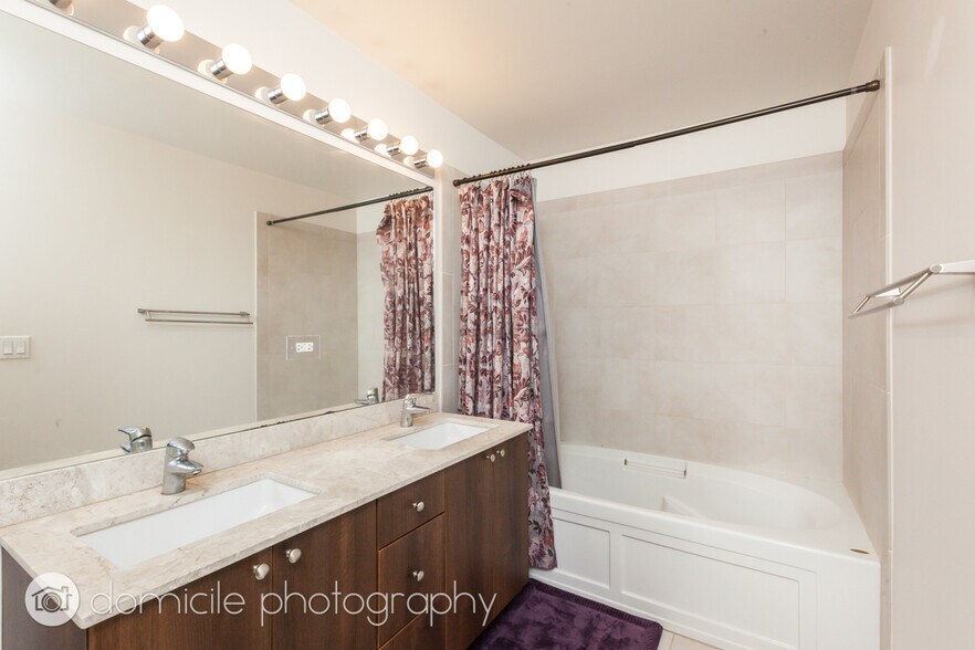 Building Photo - 235 W Van Buren St