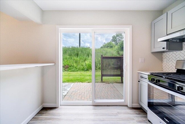 Building Photo - 1421 Whispering Hls