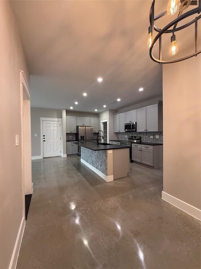 Building Photo - 201 N Vandeveer St