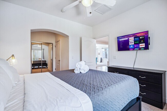 Building Photo - 3 BR + Bonus, Fully furnished, Includes Ut...