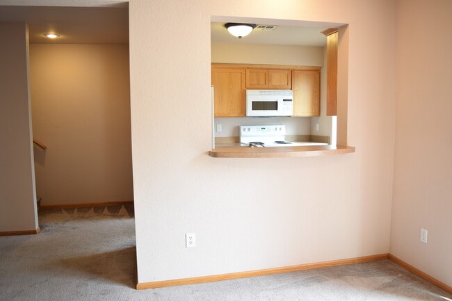 Building Photo - Beautiful 3 bed 2.5 bath townhome for rent!