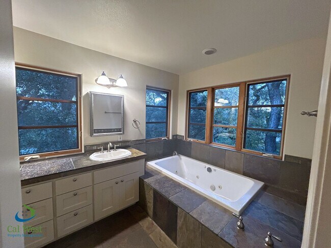 Building Photo - $4,595 - Large Gorgeous 3/2 Tri-Level Home with Beautiful Views in Gilroy near Wineries