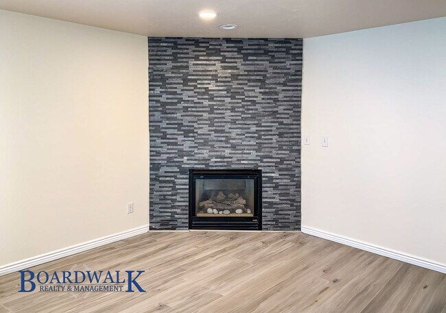 Building Photo - Modern Living Meets Mountain Lifestyle in Sandy