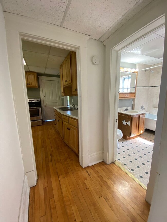 Building Photo - 920 E 5th St