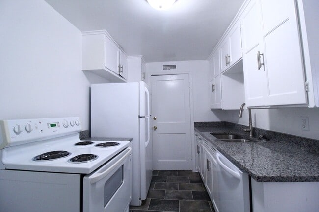 Building Photo - Updated 1 Bedroom 1 Bath Duplex in Olathe ...