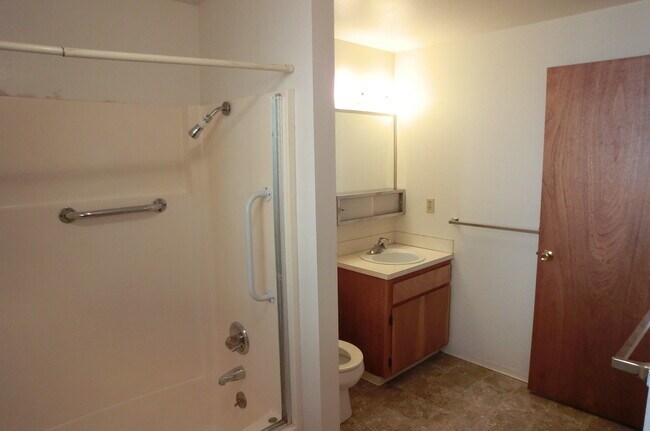 Building Photo - Very Clean Duplex