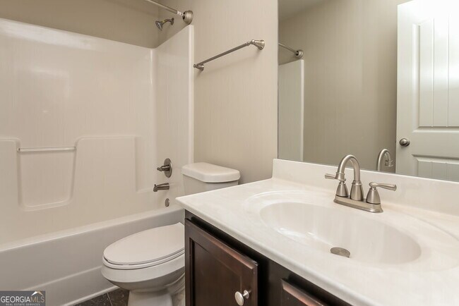 Building Photo - 900 Walnut Woods Dr