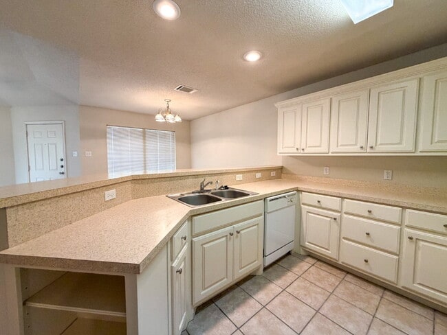 Building Photo - South Lubbock, 3-Bedroom Duplex!