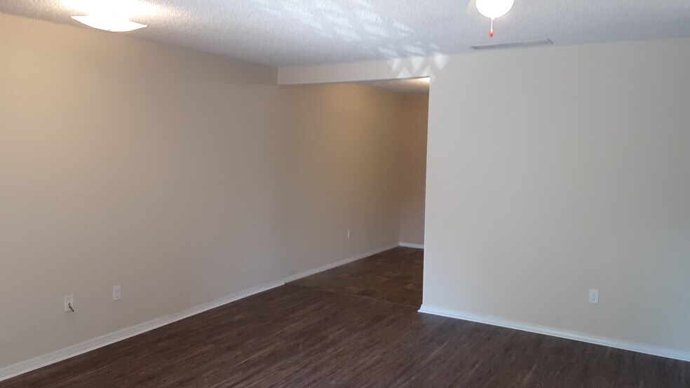 Building Photo - 142 Fields St