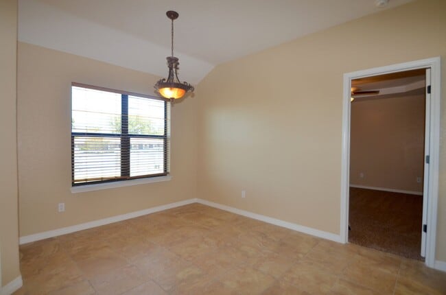 Building Photo - Home In Great Condition