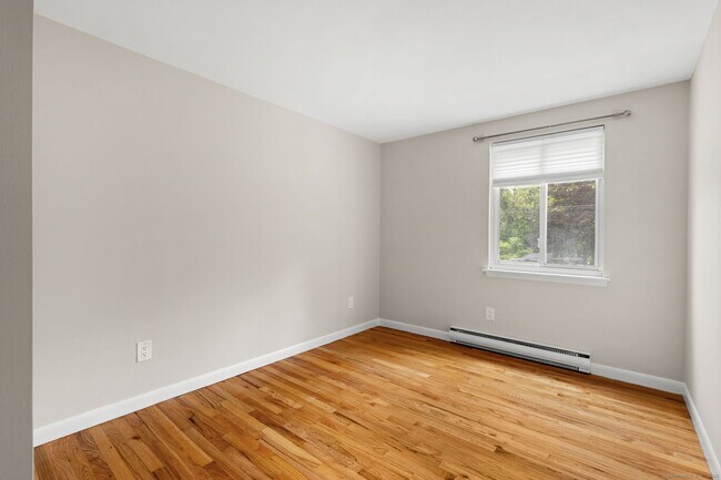 Building Photo - 1620 Farmington Ave