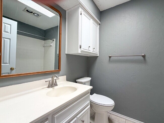 Building Photo - Charming 3/2/2 Located on a Cul-de-sac in South Lubbock.