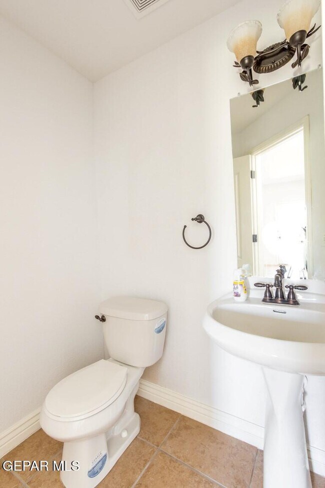 Building Photo - 5541 Ignacio Frias Dr