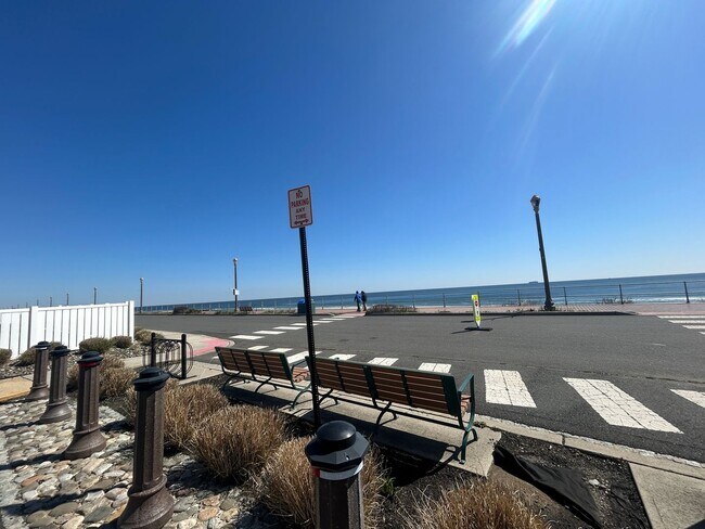 Building Photo - Large 5 Bedroom Single Family House Available in Long Branch!