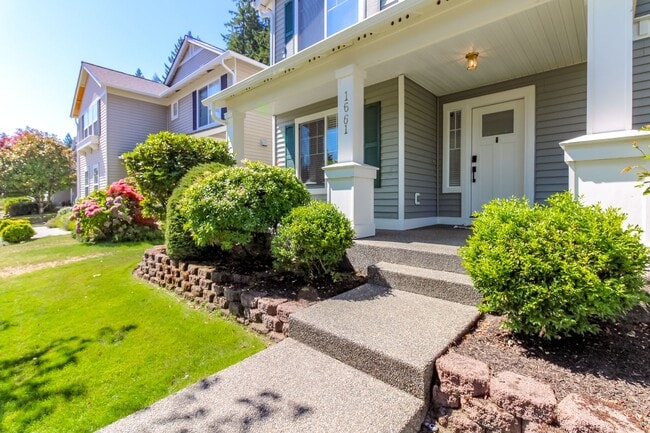 Building Photo - Beautiful upgraded 4 bedroom DuPont home with AC and sprinkler system