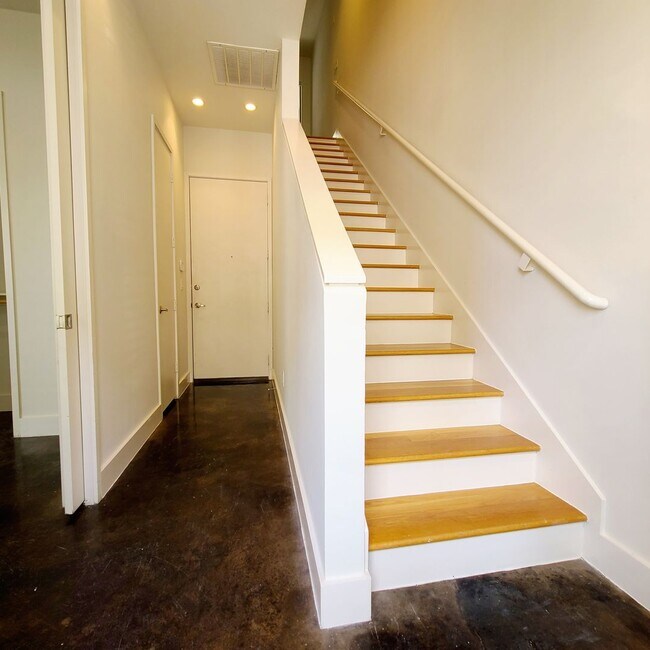Building Photo - Spacious 3-Story Townhouse With Rooftop De...
