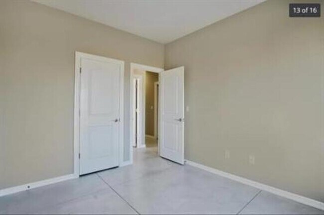 Building Photo - 4863 N Hillside Ct