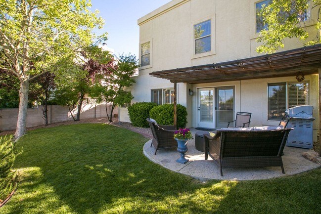 Building Photo - 6809 Medinah Ln NE