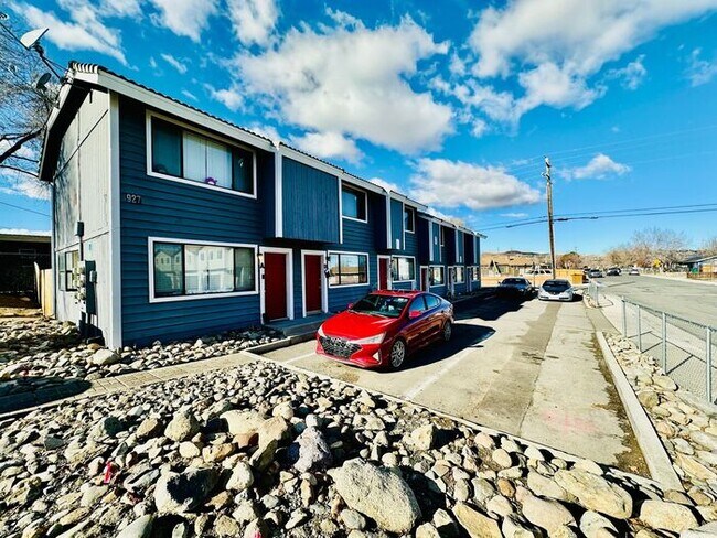 Building Photo - 927 Manhattan St