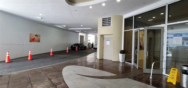Building Photo - 1750 N Bayshore Dr