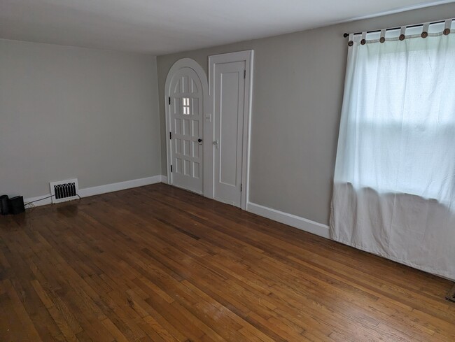 Living room - 224 Church St W