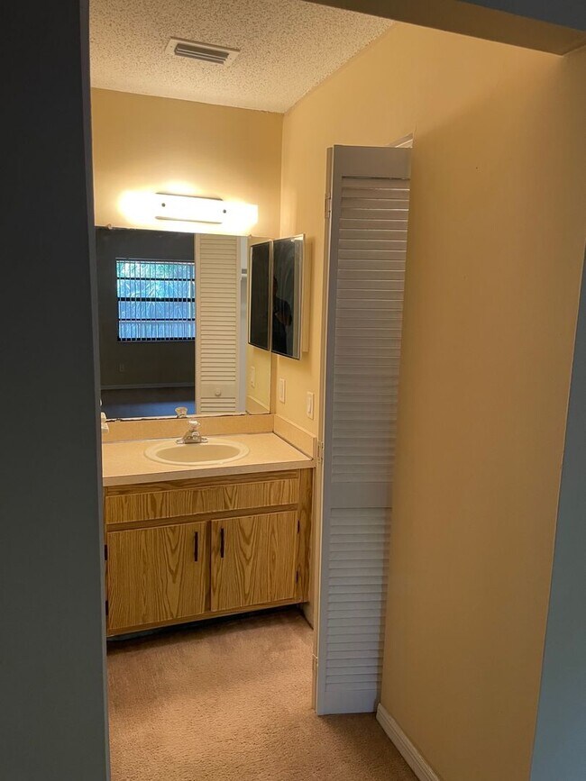 Building Photo - Coral Gardens Two bedroom condo
