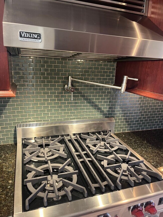 Building Photo - Amazing upgraded penthouse level unfurnish...