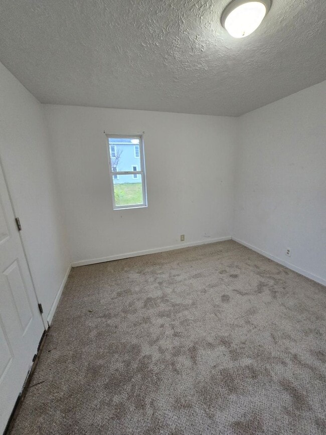 Building Photo - One Bedroom Duplex Near Walnut Street and West Jackson Street - Muncie, Indiana Rent Special $100...
