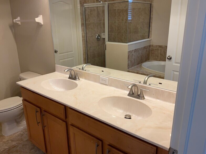 Building Photo - 15031 Skip Jack Loop