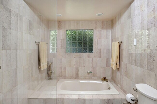 Building Photo - 9980 SW 83rd Ave