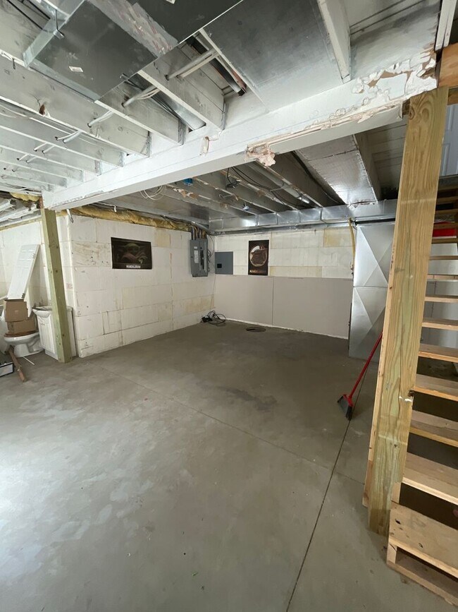 Building Photo - House- NW