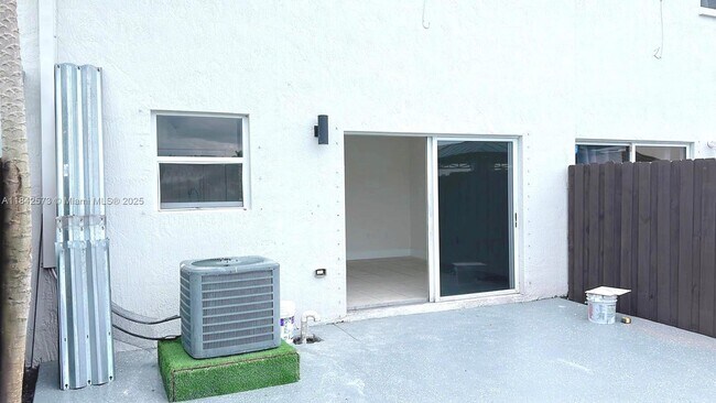 Building Photo - 1525 SE 31st Ct